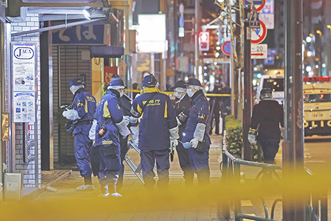 ◎ 據日本媒體報道,一月二十九日晚,一名中國公民在東京上野附近遭到催淚瓦斯襲擊,其與四名同伴所持行李箱被劫走。此案疑犯仍在逃。針對中國公民東京街頭遭搶劫事,中國駐日本大使館三十日說,已向日本警方提出交涉,要求日方盡快破案,切實保護在日中國公民生命財產安全。圖為一月三十日凌晨,警視廳工作人員在日本東京的事發現場附近調查。(新華社/共同社)