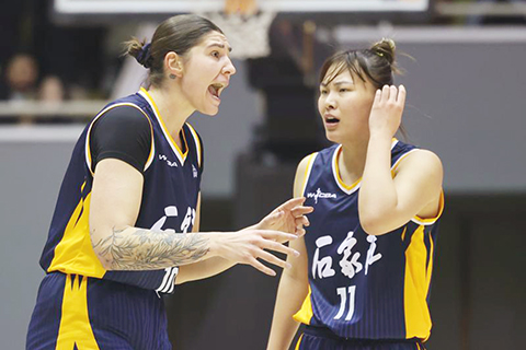 ◎ 1月30日,石家莊英勵隊球員艾米莉·波特(左)在比賽中。中國女子籃球聯賽(WCBA)第21輪比賽中,石家莊英勵隊主場76比83不敵東莞新彤盛隊。(新華社發 梁子棟 攝)