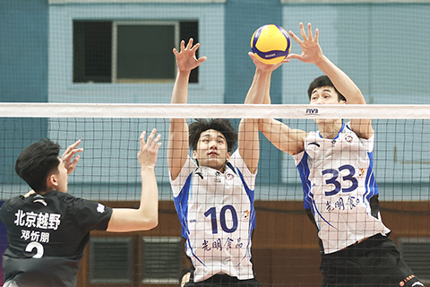 ◎ 1月29日,中國男子排球超級聯賽常規賽A級第13輪比賽中,北京男排主場1比3不敵上海男排。圖為上海男排耿鑫(右)攔網。(中新社記者 王紫儒 攝)