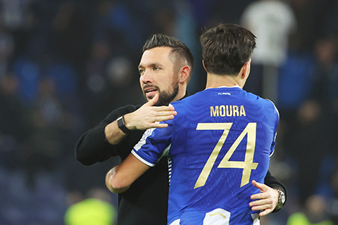 ◎ 入球功臣摩拉昨接受波圖主帥費奧利的擁賀,三比一主場勝格流,波圖晉歐霸盃十六強。(美聯社)