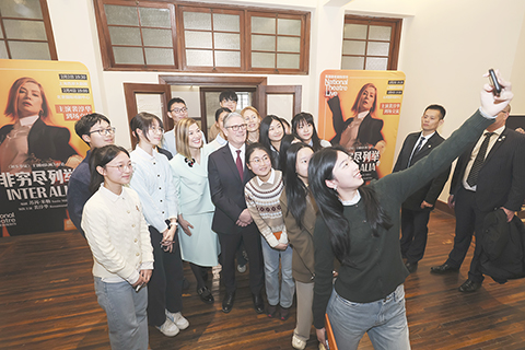 ◎ 一月卅一日,英國首相斯塔默與上海中學生等合影。一月卅一日,英國首相斯塔默參觀上海創新創意設計研究院。(新華社記者 王翔 攝)