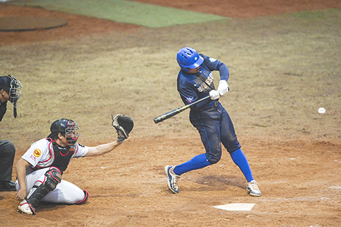◎ 一月三十一日,中國棒球城市聯賽二零二六賽季立春聯賽冠軍賽次回合在廣東深圳開賽,深圳藍襪隊(藍衣)戰勝上海正大龍隊(白衣),將冠軍賽總比分追成一比一。圖為深圳藍襪隊馬庫斯在比賽中擊球。(中新社記者陳驥旻 攝)