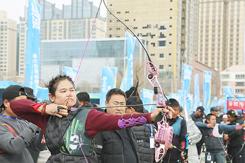 ◎ 一月三十一日,今年五十四歲的射箭愛好者楊玉珍參與比賽。當日,青海西寧反曲弓三角靶射箭邀請賽開賽,吸引五十五支隊伍、約五百五十名射箭愛好者參賽。(中新社記者馬銘言 攝)