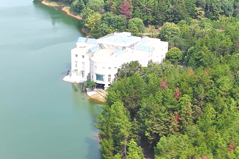 ◎ 綠地、樹木與車間共存,顛覆了對工廠的想像。