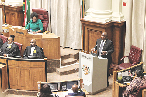 ◎ 互逐外交官,南非與以色列發生了甚麼?圖為二0二五年十月十四日,在南非開普敦,南非總統拉馬福薩(右二)在南非全國省級事務委員會(即議會上院)回答議員提問。拉馬福薩當日表示,南非歡迎近期達成的加沙停火協議,但這一協議不會對南非在聯合國國際法院對以色列提起的種族滅絕訴訟產生影響。(新華社發 沙姬拉.泰比 攝)