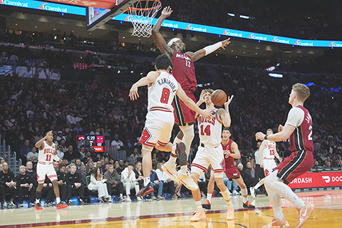◎ 一月三十一日,在邁阿密舉行的NBA常規賽下半場,芝加哥公牛隊後衛川村勇樹(8)將球傳給前鋒馬塔.布澤利斯(14),邁阿密熱火隊中鋒巴姆.阿德巴約(13)力圖封蓋。(美聯社照片/琳恩.斯拉德基)