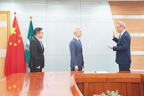 ◎ 經濟財政司司長戴建業主持澳門金融管理局行政管理委員會主席黃善文就職儀式。