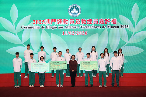 ◎ 社會文化司司長柯嵐頒發獎金予「第十二屆亞洲青少年武術錦標賽」和「第十七屆世界武術錦標賽」獲獎的隊伍。