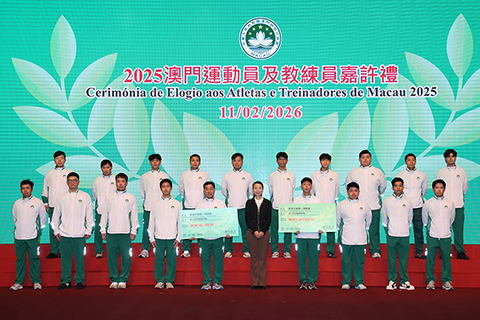 ◎ 中央人民政府駐澳門特別行政區聯絡辦公室宣傳文體部副部長白冰頒發獎金予「第七屆亞洲龍獅錦標賽」獲獎的隊伍。