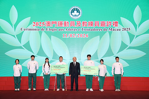 ◎ 中國澳門體育暨奧林匹克委員會理事會主席陳澤武頒發獎金予「第57屆亞洲健美錦標賽」和「第16屆世界健美錦標賽」獲獎的隊伍。
