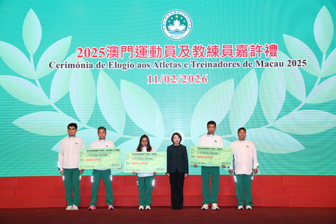 ◎ 社會文化司司長辦公室代主任梁詠嫻頒發獎金予「2025年第二屆亞洲殘疾人保齡球錦標賽」獲獎的隊伍。