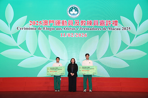 ◎ 體育局李詩靈代局長發獎金予「第23屆亞洲少年組、青年組、U21組空手道錦標賽」獲獎的隊伍。