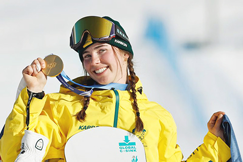 ◎ 二月十三日,冠軍澳大利亞選手喬茜.巴夫在頒獎儀式上。冬奧會單板滑雪女子障礙追逐決賽在意大利利維尼奧舉行。(新華社記者王鵬 攝)