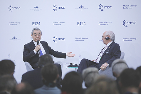 ◎ 二月十四日,中共中央政治局委員、外交部長王毅(左)出席慕尼黑安全會議,在「中國專場」發表題為《攜手校準歷史巨輪的正確航向》的演講並回答現場提問。(新華社記者 杜哲宇攝)