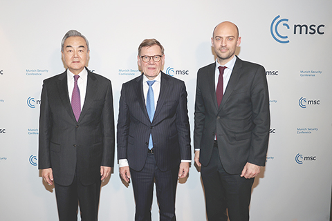 ◎ 二月十三日,中共中央政治局委員、外交部長王毅在德國慕尼黑同德國外交部長瓦德富爾、法國外交部長巴羅舉行三方外長會晤。(新華社記者 李穎攝)