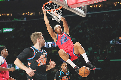 ◎ 昨早NBA全明星新秀賽,文斯隊來自馬刺的拜仁一次漂亮扣籃,終場拿下冠軍。(美聯社)