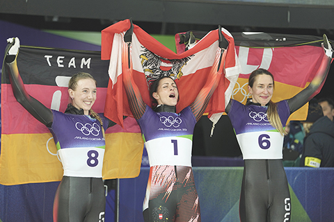 ◎ 二月十四日晚,冬奧會女子鋼架雪車比賽在科爾蒂納滑行中心繼續進行。奧地利選手雅尼娜.弗洛克(中)以三分四十九秒零二的總成績奪得金牌,德國選手蘇珊.克雷埃爾(左)、傑奎琳.普法伊費爾分獲二三名。中新社記者 崔楠 攝)