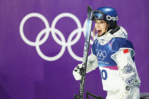 ◎ 二月十四日,冬奧會自由式滑雪女子大跳台資格賽在利維尼奧舉行。中國選手谷愛淩以一百七十點七五分排名第二晉級決賽。中新社記者 富田 攝)