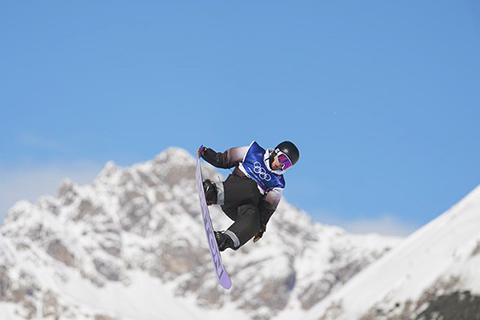 ◎ 二月十五日,中國選手楊文龍在比賽中。冬奧會單板滑雪男子坡面障礙技巧資格賽在意大利利維尼奧舉行。(新華社記者 胡超 攝)