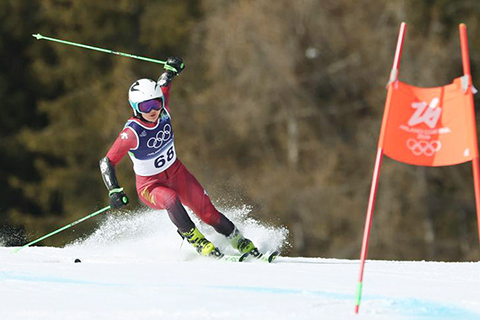 ◎ 二月十五日,中國選手張玉營在第一輪比賽中。冬奧會高山滑雪女子大回轉比賽在意大利科爾蒂納舉行。(新華社記者 張晨霖 攝)