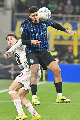 ◎ 二月十四日,國際米蘭隊軒歷基(前)在比賽中拼搶。國際米蘭隊主場三比二戰勝祖雲達斯隊。(新華社發)