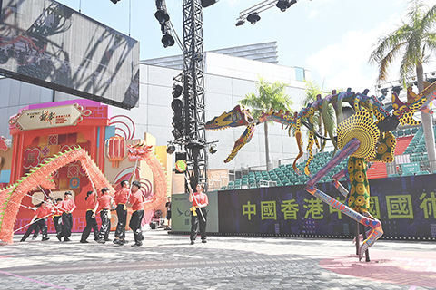 ◎ 二月十六日,香港旅遊發展局主辦的「國泰新春國際匯演之夜」表演隊伍彩排活動在香港尖沙咀文化廣場外舉行。來自中國內地、香港、意大利、澳大利亞的表演隊伍率先向媒體展示精彩技藝,迎接馬年新春。圖為香港中國國術龍獅總會(左)與意大利奇幻恐龍表演隊的彩排場景。(中新社記者 李志華 攝)