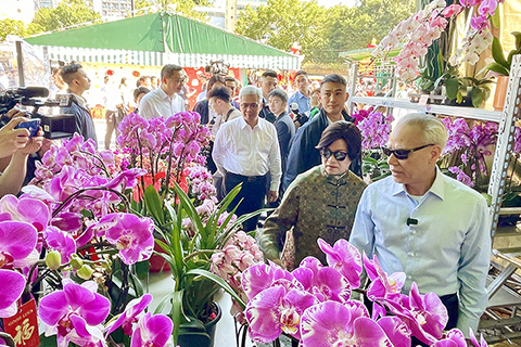 ◎ 行政長官昨日下午走訪塔石年宵市場。