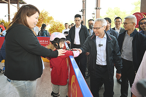 ◎ 行政長官岑浩輝到荔枝碗船廠片區參觀春日市集。