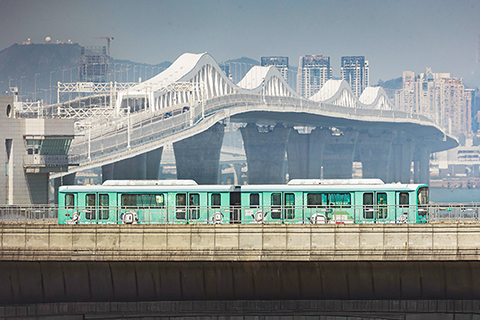 ◎ 「暮色織金映輕軌」主題列車。