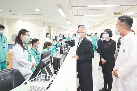 ◎ 行政長官岑浩輝視察仁伯爵綜合醫院,了解新春期間的急診服務,感謝前線醫護人員堅守己職,守護市民健康。