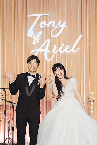 ◎ 台灣藝人孫協志和夏宇童去年三月正式登記結婚,選在二月十四日西洋情人節在台北寒舍艾美酒店補辦婚禮,席開四十桌,「半個演藝圈」好友都來了。(香港中通社圖片)