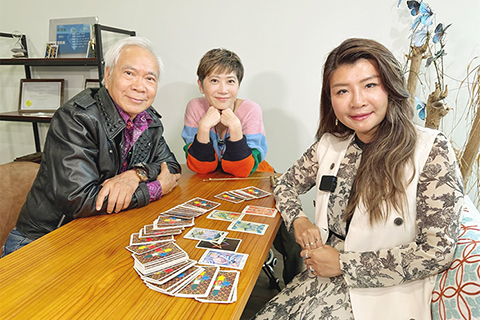 ◎ (左起)李龍基、HOYTV主播俞詠文和塔羅神Jessica。