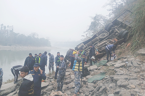 ◎ 尼泊爾警方二月二十三日說,當天該國發生一起大巴墜河事故,已造成十九人死亡,其中包括一名中國公民和一名英國公民,另有二十五人在醫院接受治療。中國駐尼泊爾大使館向新華社記者確認,死者中包括一名中國公民,另有一名中國公民在事故中受傷,正在接受治療。圖為當日在尼泊爾塔丁縣拍攝的大巴墜河事故現場。(新華社/尼通社)