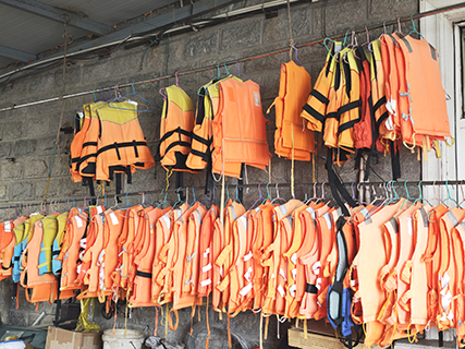 郭文標家中的救生衣有序排列,他做好隨時出發的準備。(傅飛揚 攝)