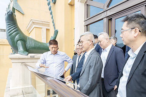 ◎ 戴建業登上橫琴灣酒店,俯瞰橫琴長隆國際海洋度假區全貌。