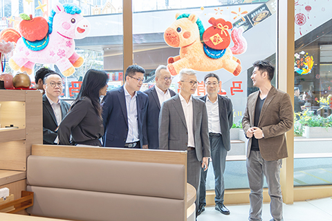 ◎ 戴建業與進駐很輕華發商都的商戶代表交流互動。