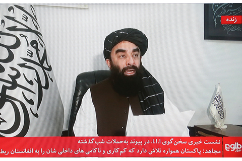 ◎ 阿富汗政府發言人穆賈希德二月二十七日就阿富汗和巴基斯坦間衝突舉行新聞發佈會。他表示,阿富汗始終堅持和平解決方案,並倡導以非暴力方式應對當前局勢。圖為當日在阿富汗喀布爾拍攝的阿富汗政府發言人穆賈希德在新聞發佈會上發言的電視畫面。(新華社發 塞夫拉赫曼.薩菲 攝)