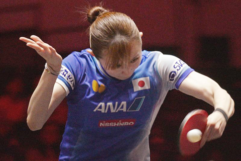 ◎ 二月二十七日,早田希娜回球。在新加坡舉行的世界乒乓球職業大聯盟(WTT)新加坡大滿貫女子單打十六強比賽中,中國選手蒯曼二比三不敵日本選手早田希娜,無緣八強。(新華社發 鄧智煒攝)