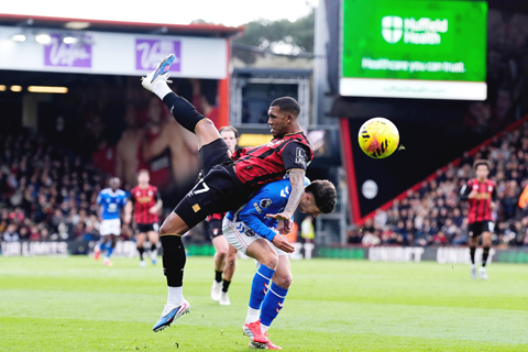 ◎ 般茅三十七號利恩域陀(上)與新特蘭的侯美昨夜如此爭搶,是役一比一。(美聯社)