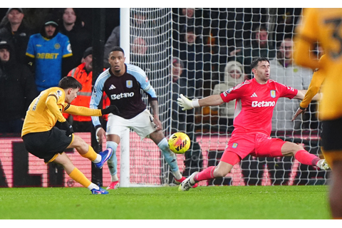 ◎ 狼隊射手洛迪高高美斯(左)昨晨射成二比0打敗維拉。(美聯社)