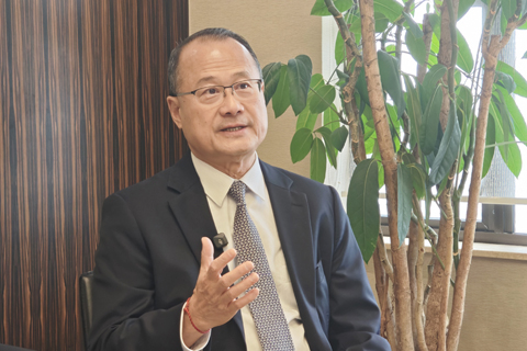 ◎ 二零二六年全國兩會召開前夕,全國政協常委、香港中華總商會會長蔡冠深在香港接受中新社專訪。(中新社記者程宇 攝)