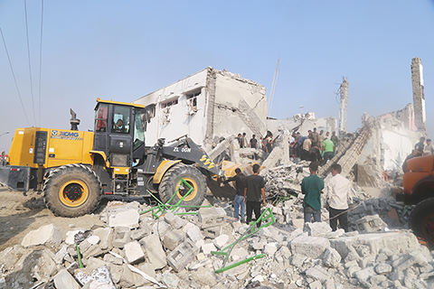 ◎ 二月廿八日,在伊朗米納卜市一所被襲擊的小學,救援人員和當地居民試圖從廢墟里營救傷員。據伊朗塔斯尼姆通訊社三月一日報道,在美國和以色列前一日軍事行動中遭襲的伊朗小學死亡人數升至一百四十八人,另有九十五人受傷。(新華社/美聯社)