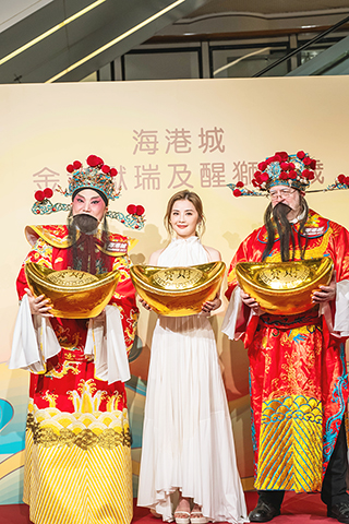 ◎ 明星蔡卓妍昨日出席海港城馬年開運接財神,預告白色情人節驚喜,分享海港城「戀愛聖地」打卡點。