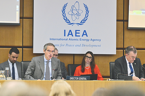 ◎ 國際原子能機構總幹事格羅西三月二日表示,目前尚無跡象表明伊朗核設施受到襲擊或損壞。但據媒體援引伊朗常駐國際原子能機構代表的話說,伊朗核設施已遭到攻擊。圖為當日,在奧地利維也納,國際原子能機構總幹事格羅西(前左)在國際原子能機構理事會特別會議上講話。(新華社發國際原子能機構供圖)