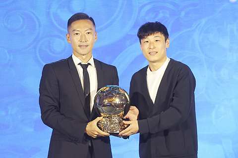 ◎ 三月二日,江蘇南京,吳曦(左)獲頒二0二五中國金球獎。(中新社記者 泱波 攝)