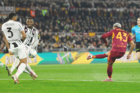 ◎ 羅馬四十三號韋士利攻破祖記大門。(新華社發)