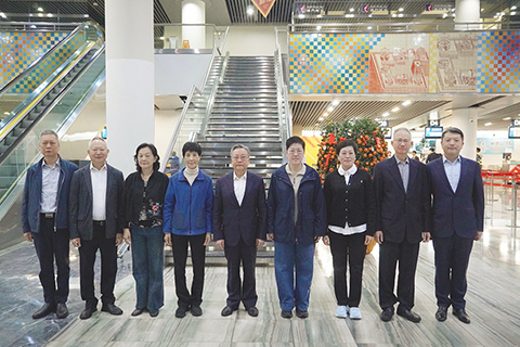 ◎ 九名澳區全國人大代表昨日上午啟程赴京將出席「兩會」開幕和會議。