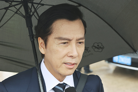 ◎ 三月四日,全國政協十四屆四次會議在北京人民大會堂舉行開幕會。圖為全國政協委員甄子丹出席會議。(香港中通社記者 謝光磊 攝)