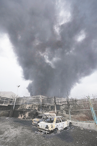 ◎ 美國和以色列三月七日晚些時候對伊朗德黑蘭的一個石油儲備設施進行了空襲,在德黑蘭上空濃煙滾滾。(美聯社圖片/Vahid Salemi)