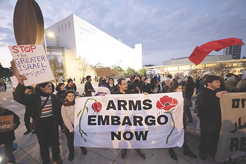 ◎ 三月七日,在以色列特拉維夫,人們手持標語參加集會。當日,人們在特拉維夫的一處廣場舉行集會,抗議以色列的軍事行動,要求以色列停止戰爭行為。(新華社發 賈馬爾.阿瓦德 攝)